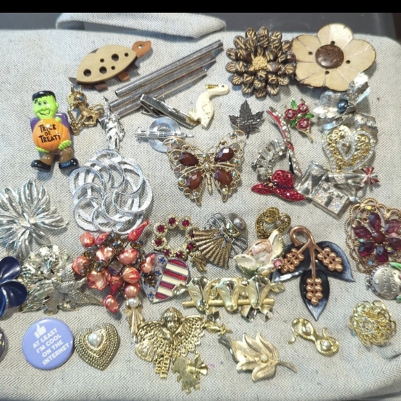 Jewelry - Vintage to modern brooch jewelry lot bundle